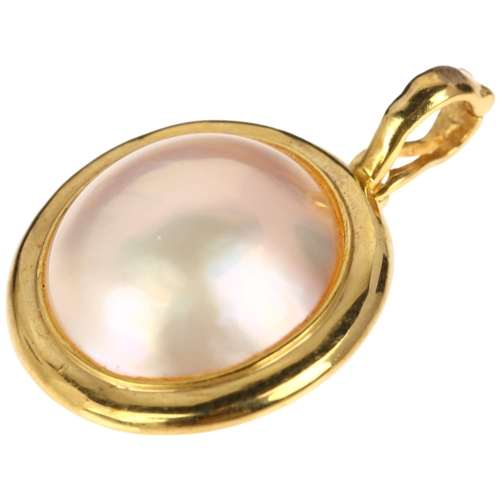 1250 - A modern 9ct gold Mabe pearl pendant, 27.7mm, 2.6g