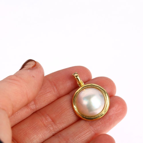 1250 - A modern 9ct gold Mabe pearl pendant, 27.7mm, 2.6g