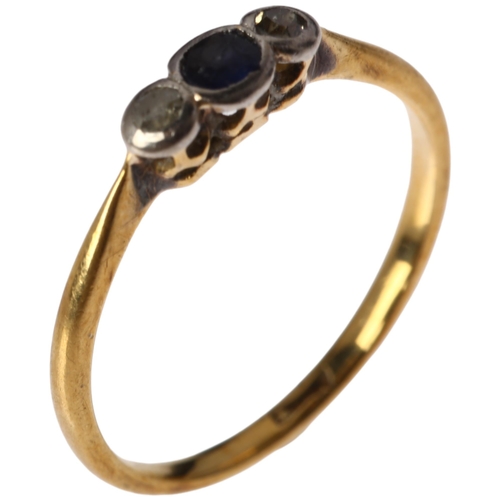 1259 - An early 20th century 18ct gold three stone sapphire and diamond ring, total diamond content approx ... 