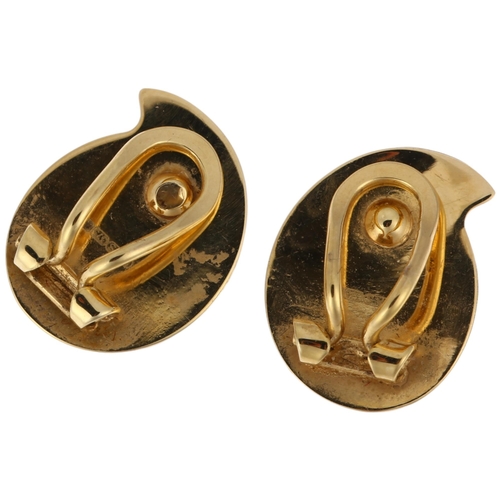 1306 - A pair of 9ct gold modernist clip-on earrings, maker EAS, brushed and polished settings, 16.8mm, 2.9... 