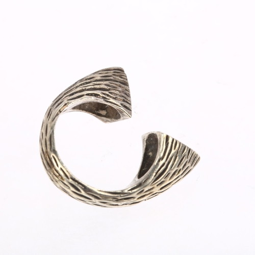 1402 - A large sterling silver bark torque ring, maker CD, Sheffield 1971, setting height 9.9mm, size Q, 15... 