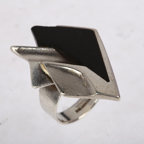 1415 - ZOLTAN POPOVITS for LAPPONIA - a Vintage Swedish stylised sterling silver and ebony abstract ring, c... 