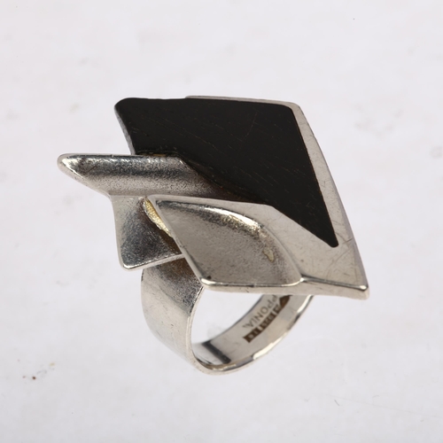 1415 - ZOLTAN POPOVITS for LAPPONIA - a Vintage Swedish stylised sterling silver and ebony abstract ring, c... 