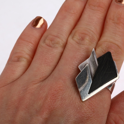 1415 - ZOLTAN POPOVITS for LAPPONIA - a Vintage Swedish stylised sterling silver and ebony abstract ring, c... 