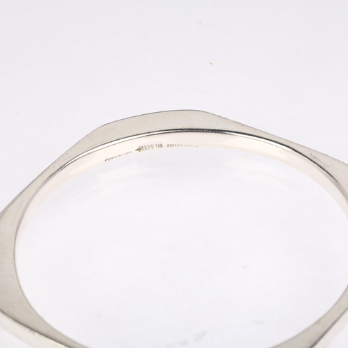 1466 - A mid-20th century Chinese modernist sterling silver slave bangle, made in Hong Kong, canted circula... 