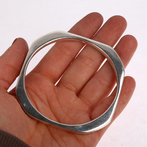 1466 - A mid-20th century Chinese modernist sterling silver slave bangle, made in Hong Kong, canted circula... 