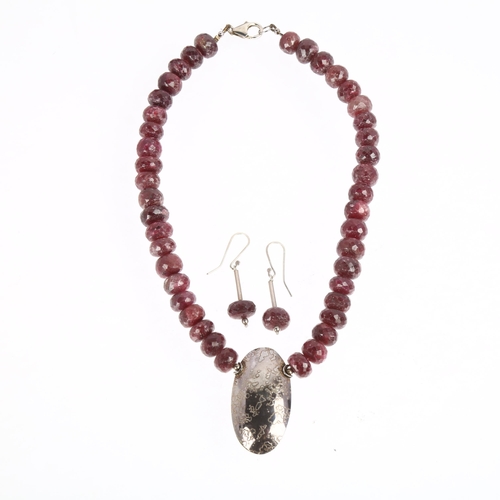 1495 - A sterling silver rough-cut ruby bead necklace and earring set, necklace 40cm, earrings 46.5mm, 119.... 