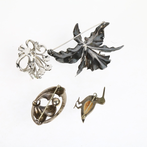 1527 - 4 Vintage brooches, including mother-of-pearl and paste kiwi bird, etc