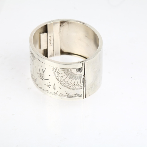 1546 - A Victorian Aesthetic Movement hinged bangle, unmarked silver with engraved chinoiserie decoration, ... 