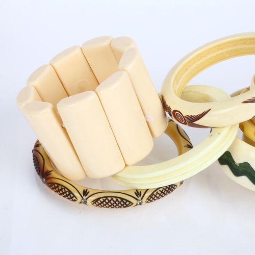 1555 - A quantity of Bakelite bangles and bracelets