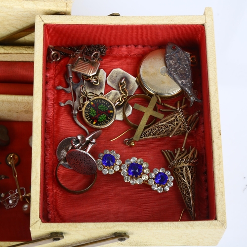 1560 - Various jewellery, including Scandinavian brooch, carnelian bracelet, amber pendant etc