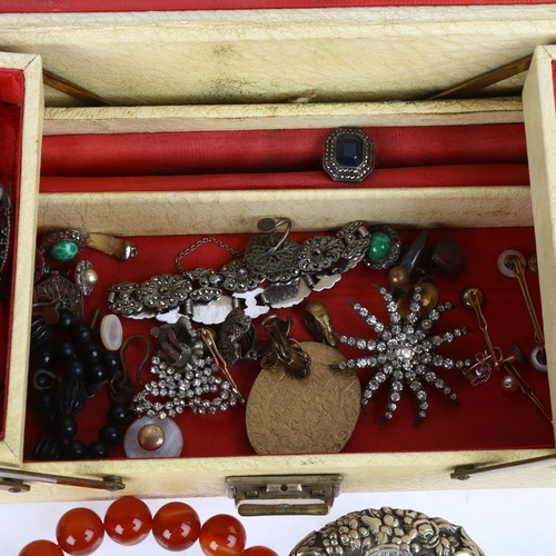 1560 - Various jewellery, including Scandinavian brooch, carnelian bracelet, amber pendant etc