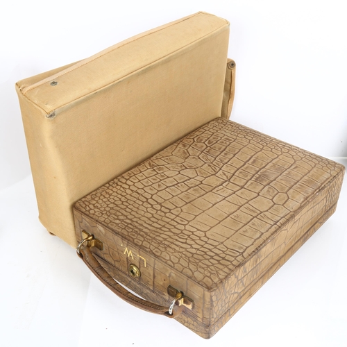 1563 - A good quality early 20th century crocodile-effect leather travelling jewellery box, with removeable... 