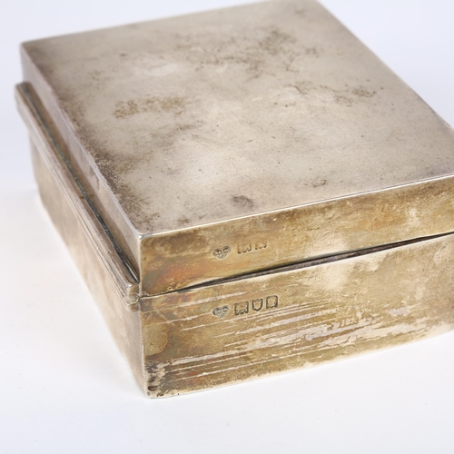 1626 - A George V rectangular silver cigarette box, Goldsmiths & Silversmiths Co Ltd, London 1911, 11cm x 9... 