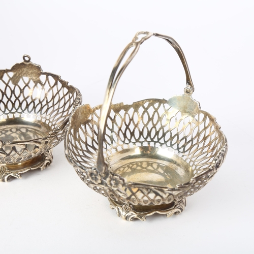 1632 - A set of 3 Edwardian silver pedestal bon bon baskets, William Comyns & Sons, London 1907, circular f... 