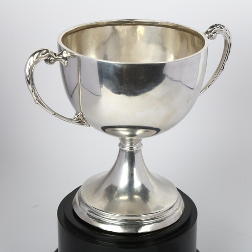 1638 - An Art Deco George V silver 2-handled trophy cup on stand, indistinct maker, Birmingham 1934, overal... 