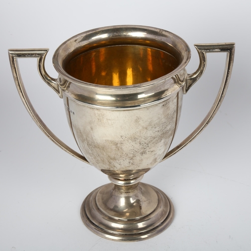 1639 - A George V silver 2-handled trophy cup, Garrard & Co Ltd of Calcutta and London, London 1926, 16.5cm... 