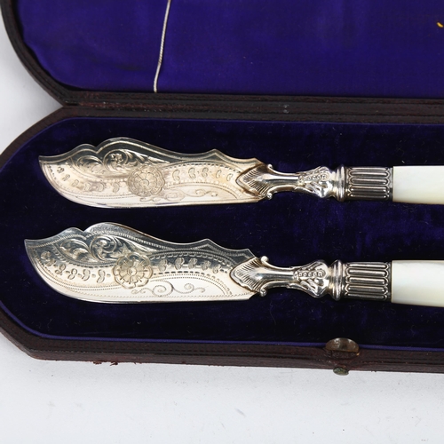 1668 - A pair of Victorian silver mother-of-pearl handled butter knives, Harrison Brothers & Howson, Sheffi... 