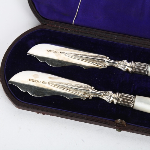 1668 - A pair of Victorian silver mother-of-pearl handled butter knives, Harrison Brothers & Howson, Sheffi... 