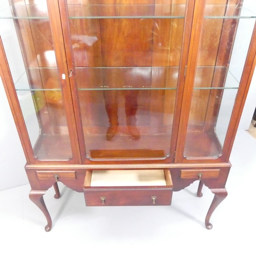 2162 - A mahogany display cabinet on stand, with single glazed door, two fixed shelves, three drawers and r... 