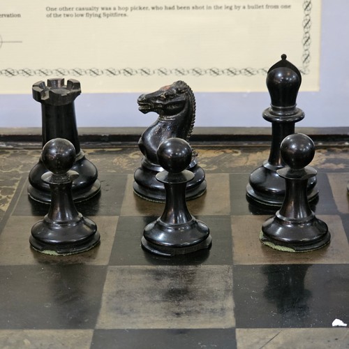 210 - Jaques of London Staunton pattern chess set, boxwood and ebonised, King height 8cm, King stamped Jaq... 