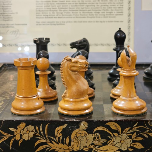 210 - Jaques of London Staunton pattern chess set, boxwood and ebonised, King height 8cm, King stamped Jaq... 