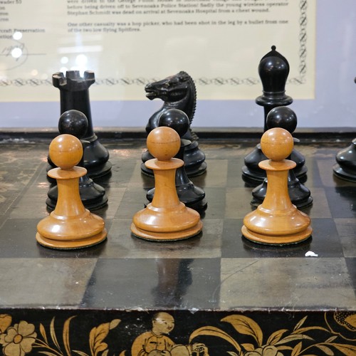 210 - Jaques of London Staunton pattern chess set, boxwood and ebonised, King height 8cm, King stamped Jaq... 