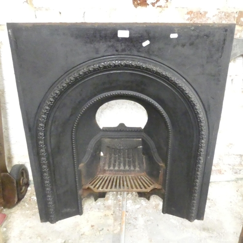 2577 - A cast iron fireplace. Overall 82x92x22cm.