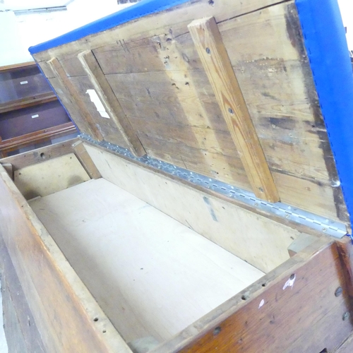 2512 - A vintage oak school gymnasium vaulting horse. 140x117x99cm.