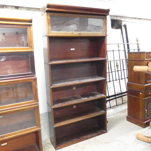 2520 - A Globe Wernicke mahogany sectional stacking bookcase, with four shelves and maker's labels. Overall... 