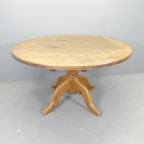 2538 - An oak circular topped dining table. 131x77cm