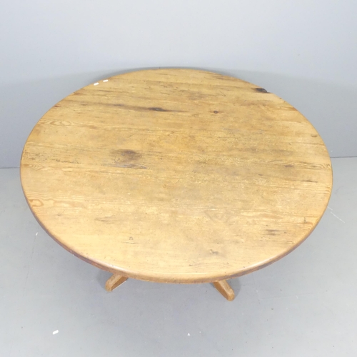 2538 - An oak circular topped dining table. 131x77cm