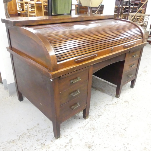 2559 - Globe Wernicke - A large and impressive mahogany twin-pedestal roll-top desk, with fitted interior, ... 