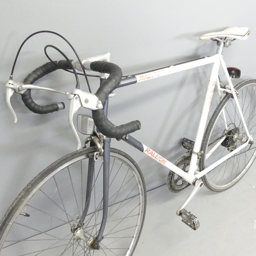 2574 - A Raleigh men's 12 gear road bike.