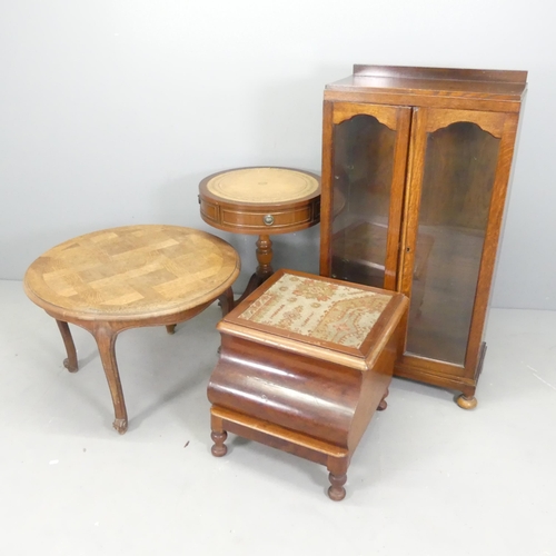 2621 - A 1930s oak two-door bookcase with two adjustable shelves, 59x111x26cm, a circular drum table, a Fre... 