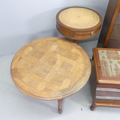 2621 - A 1930s oak two-door bookcase with two adjustable shelves, 59x111x26cm, a circular drum table, a Fre... 