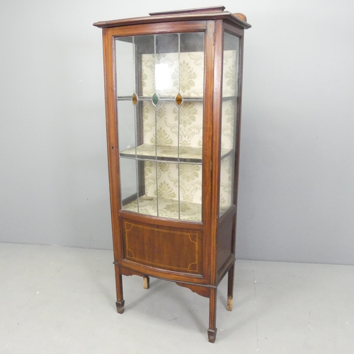 2622 - An Edwardian mahogany and satinwood strung display cabinet, with single glazed door and two adjustab... 