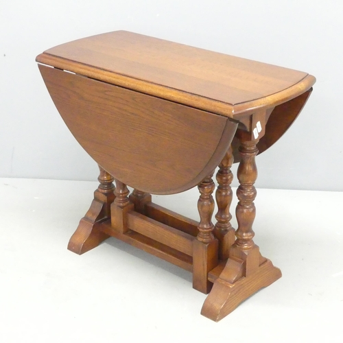 2694 - A small oak drop-leaf gateleg table. 63x52x30cm.