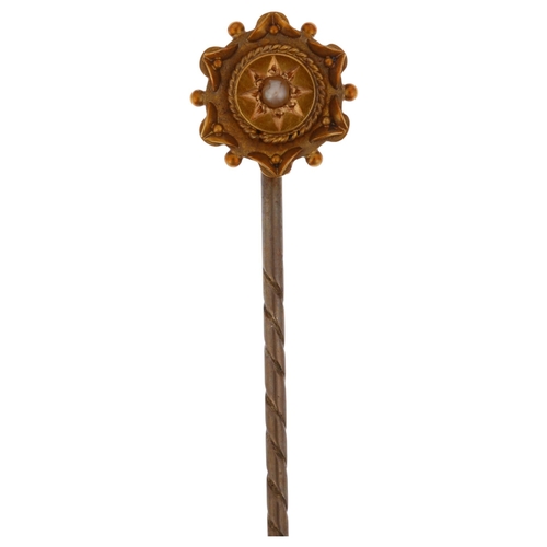 904 - A Victorian 15ct gold split pearl Etruscan Revival stickpin, circa 1890, head 10.8mm, overall 59.5mm... 