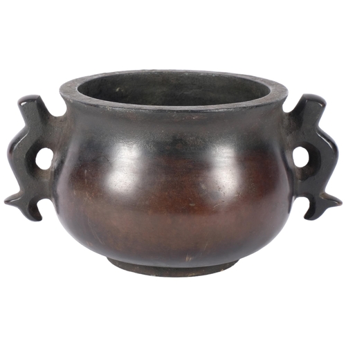 100 - A Chinese bronze censer, with 4 character mark, H11.5cm