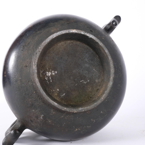 100 - A Chinese bronze censer, with 4 character mark, H11.5cm