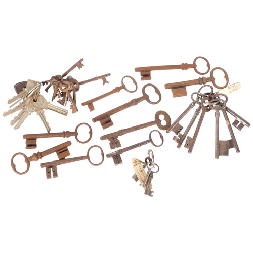 211 - A quantity of various antique and other keys.