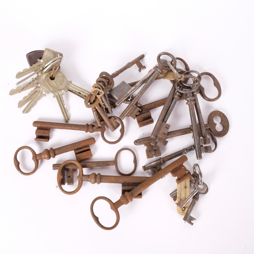 211 - A quantity of various antique and other keys.