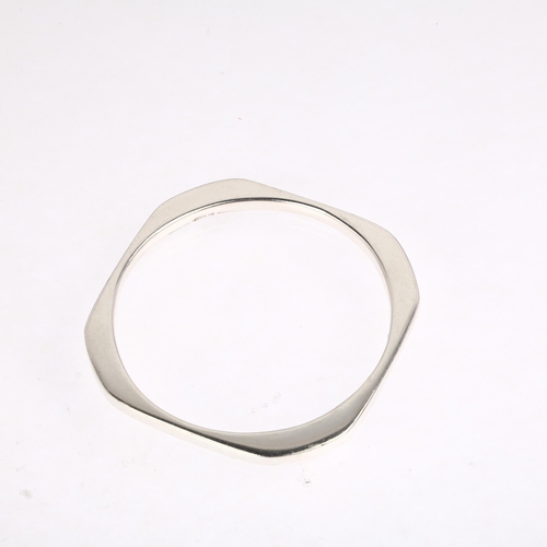 901 - A mid-20th century Chinese modernist sterling silver slave bangle, made in Hong Kong, canted circula... 