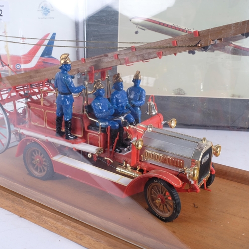 442 - A 1/16 scale model of the Dennis Motor Fire Engine, 1914, in perspex display case on associated wood... 