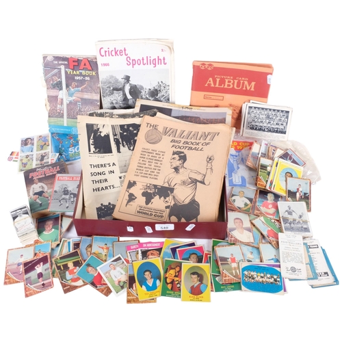 540 - FOOTBALL INTEREST - a quantity of loose collector's cards and cigarette cards, including many from t... 