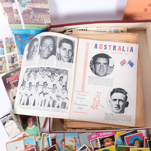 540 - FOOTBALL INTEREST - a quantity of loose collector's cards and cigarette cards, including many from t... 