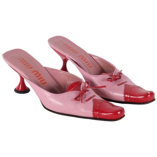 586 - A pair of lady's Italian Miu Miu shoes by Vero Cuoio, size 37