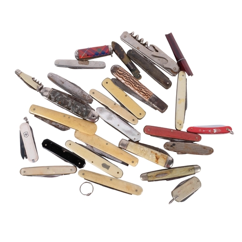 763 - A large quantity of various penknives, various mother-of-pearl, metallic etc