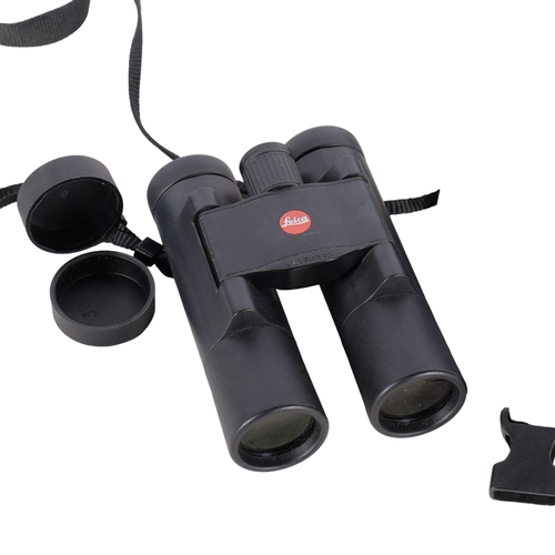 776 - A pair of Leica Trinovid 10x25 binoculars, black body, serial no. 2110719, complete with soft pouch